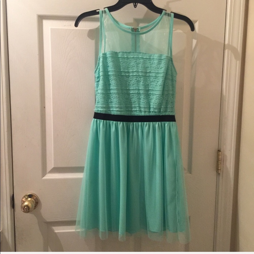 Xtraordinary mint color dress!